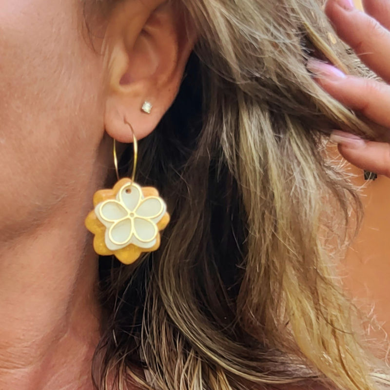 Boucles d'oreilles créole fine dorée et triple pampille dorée et blanche