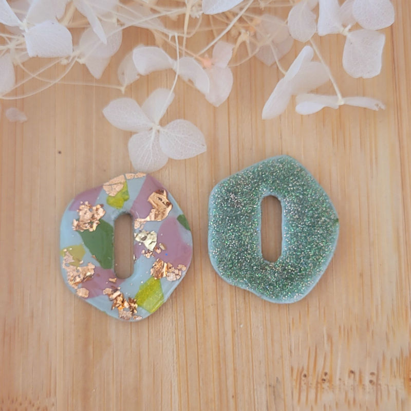 Boucles d'oreilles créole rectangulaire dorée et pampille Bora réversible marbré vert sauge anis rosé cuivré et pailleté vert sapin