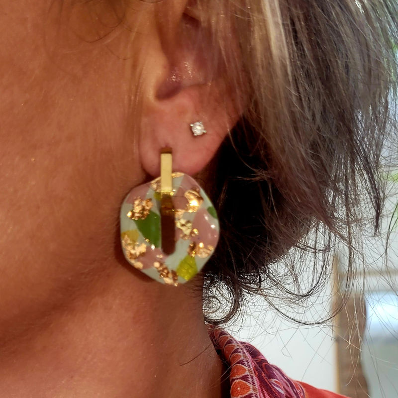 Boucles d'oreilles créole rectangulaire dorée et pampille Bora réversible marbré vert sauge anis rosé cuivré et pailleté vert sapin