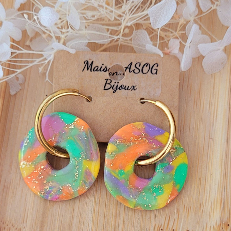 Boucles d'oreilles créole dorée et pampille Couronne marbré vert jaune orange mauve doré