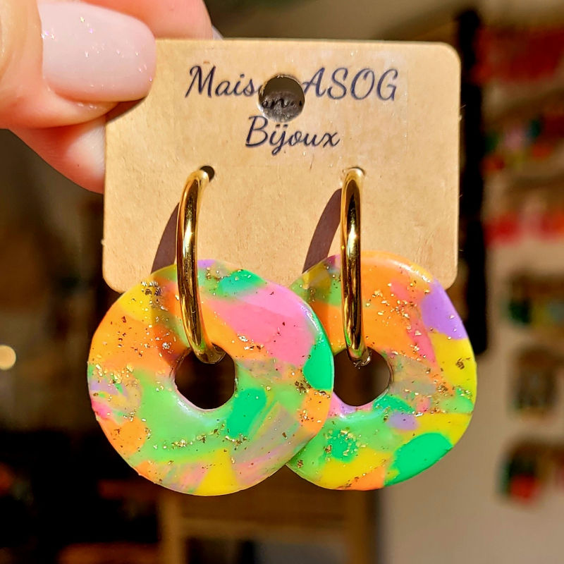 Boucles d'oreilles créole dorée et pampille Couronne marbré vert jaune orange mauve doré