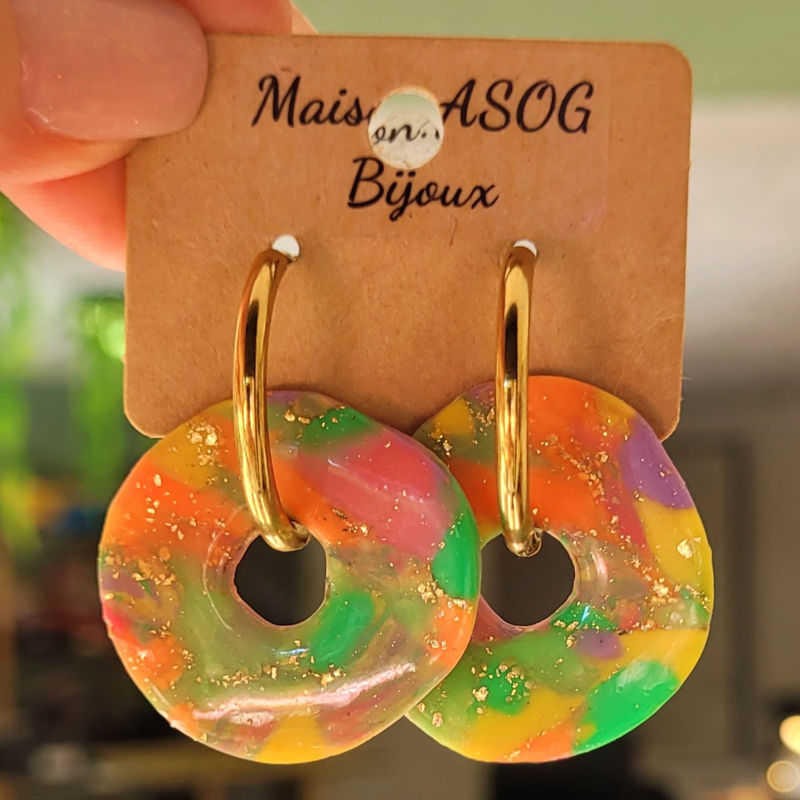 Boucles d'oreilles créole dorée et pampille Couronne marbré vert jaune orange mauve doré