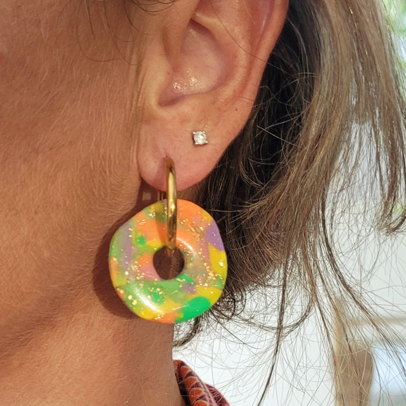 Boucles d'oreilles créole dorée et pampille Couronne marbré vert jaune orange mauve doré