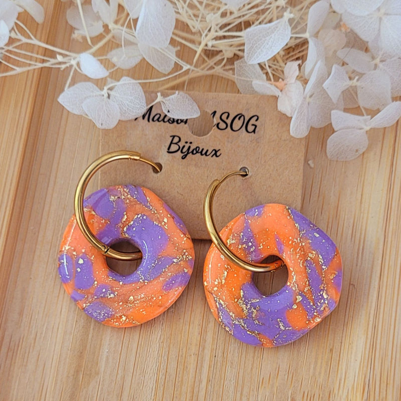Boucles d'oreilles créole dorée et pampille Couronne marbré mauve orange saumoné flashy et pailleté rosé cuivré