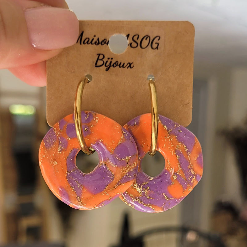 Boucles d'oreilles créole dorée et pampille Couronne marbré mauve orange saumoné flashy et pailleté rosé cuivré