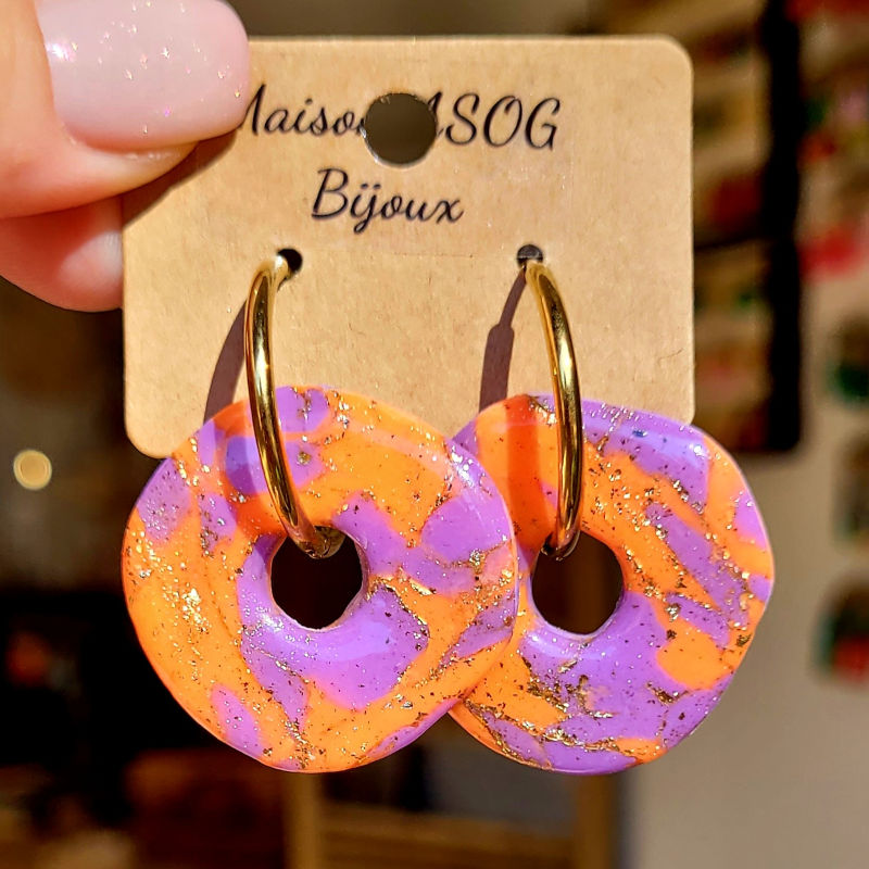 Boucles d'oreilles créole dorée et pampille Couronne marbré mauve orange saumoné flashy et pailleté rosé cuivré