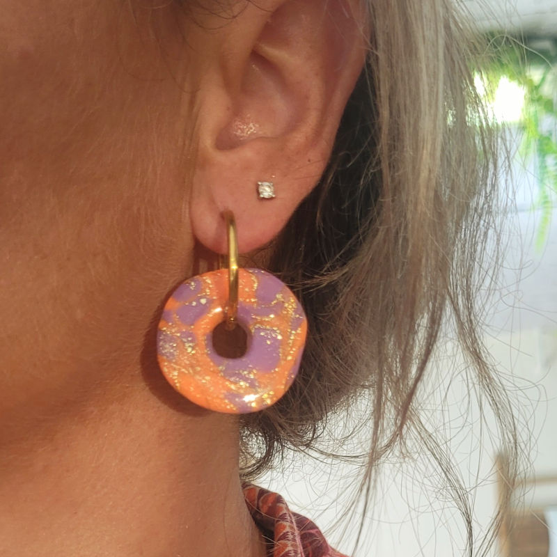 Boucles d'oreilles créole dorée et pampille Couronne marbré mauve orange saumoné flashy et pailleté rosé cuivré