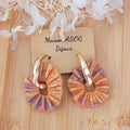 Boucles d'oreilles créole martelée dorée et pampille Couronne striée marbrée beige orangé rose mauve doré