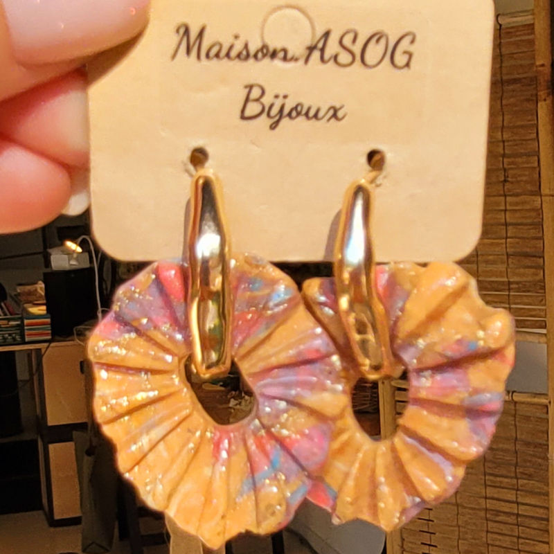 Boucles d'oreilles créole martelée dorée et pampille Couronne striée marbrée beige orangé rose mauve doré