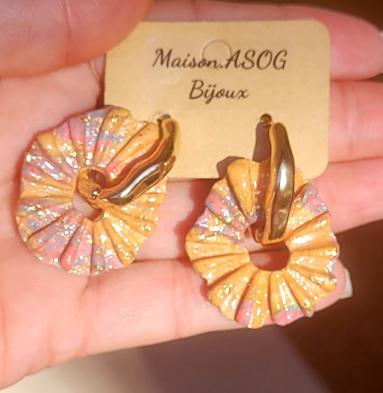 Boucles d'oreilles créole martelée dorée et pampille Couronne striée marbrée beige orangé rose mauve doré