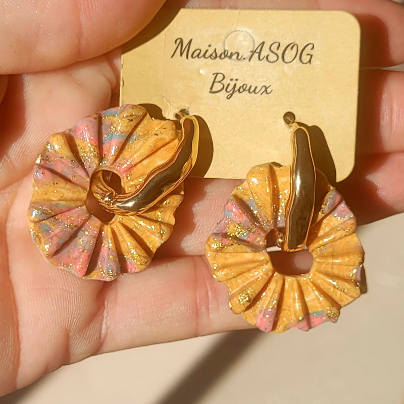 Boucles d'oreilles créole martelée dorée et pampille Couronne striée marbrée beige orangé rose mauve doré