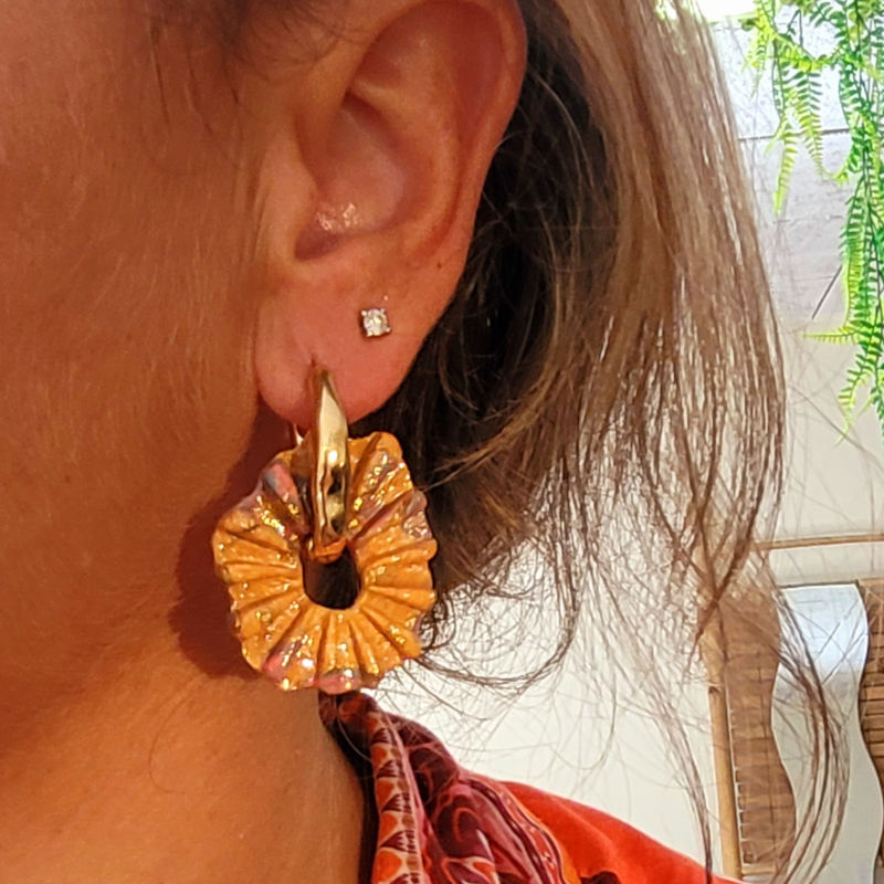 Boucles d'oreilles créole martelée dorée et pampille Couronne striée marbrée beige orangé rose mauve doré