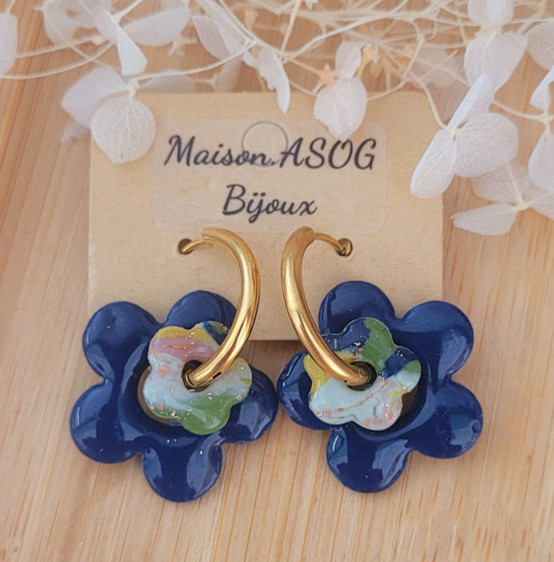 Boucles d'oreilles créole dorée et pampille double fleur bleu marine et marbré rose vert sauge anis