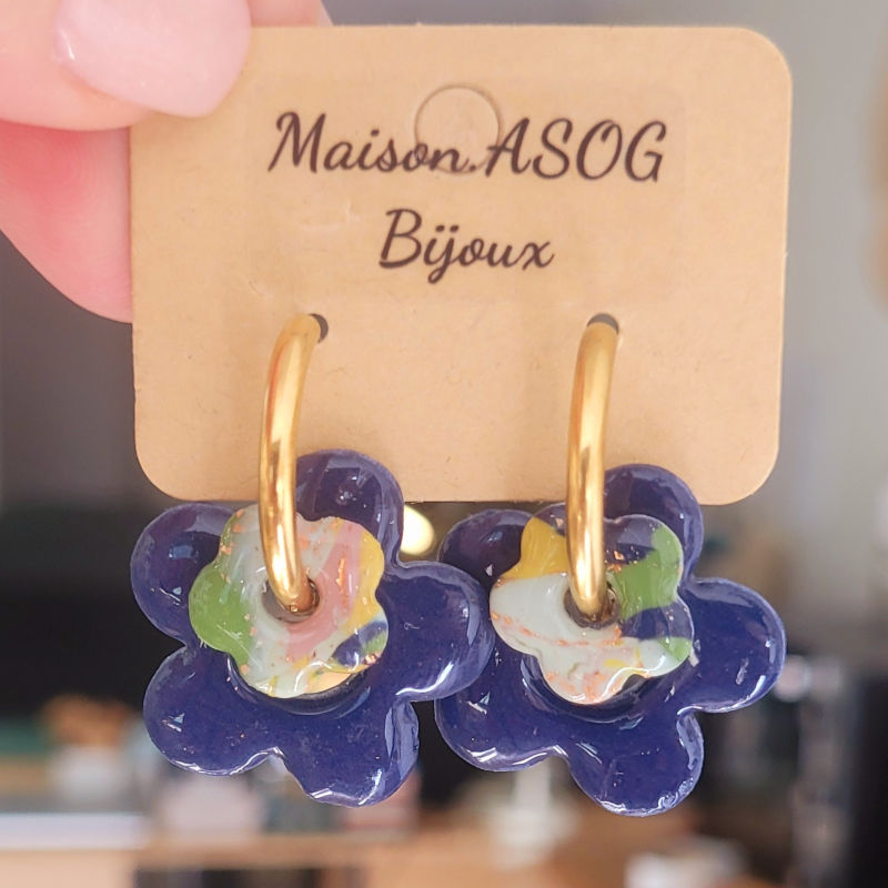 Boucles d'oreilles créole dorée et pampille double fleur bleu marine et marbré rose vert sauge anis