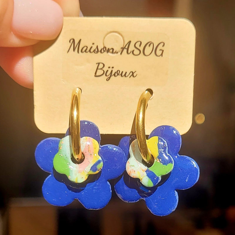 Boucles d'oreilles créole dorée et pampille double fleur bleu marine et marbré rose vert sauge anis