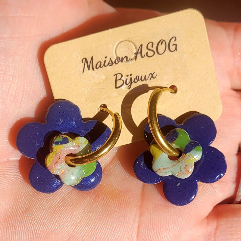Boucles d'oreilles créole dorée et pampille double fleur bleu marine et marbré rose vert sauge anis
