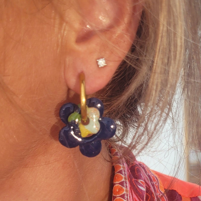 Boucles d'oreilles créole dorée et pampille double fleur bleu marine et marbré rose vert sauge anis