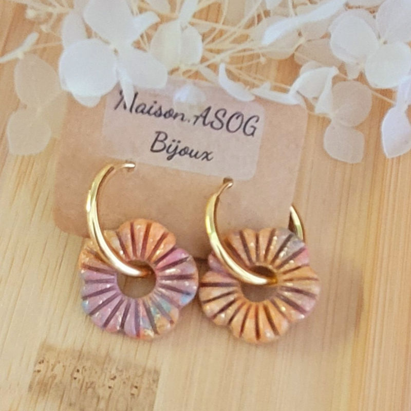 Boucles d'oreilles créole dorée et pampille Fleur striée beige rosé bleu doré