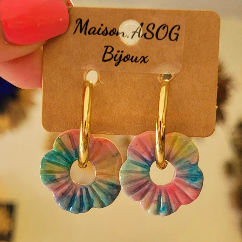 Boucles d'oreilles créole dorée et pampille Fleur striée rose bleu vert pastel