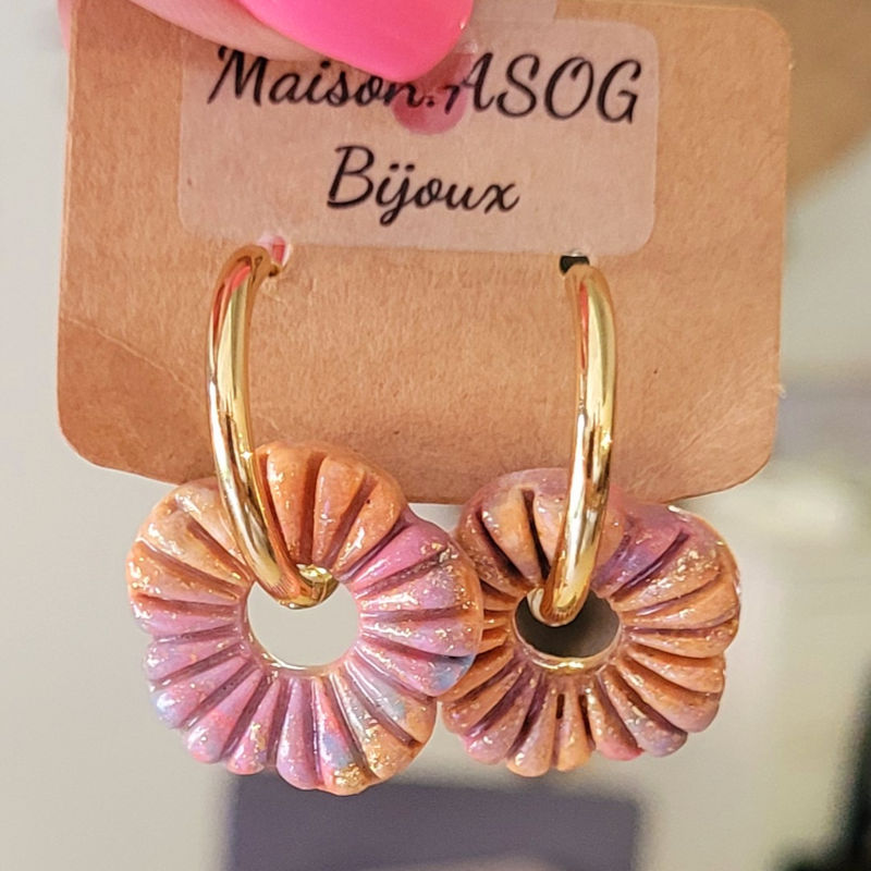 Boucles d'oreilles créole dorée et pampille Fleur striée beige rosé bleu doré