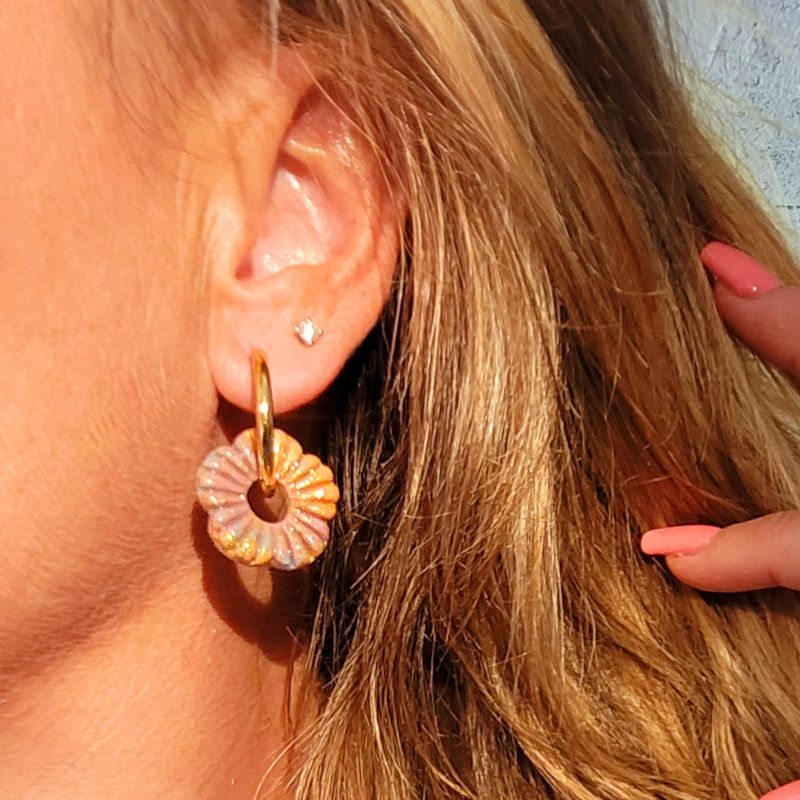 Boucles d'oreilles créole dorée et pampille Fleur striée beige rosé bleu doré