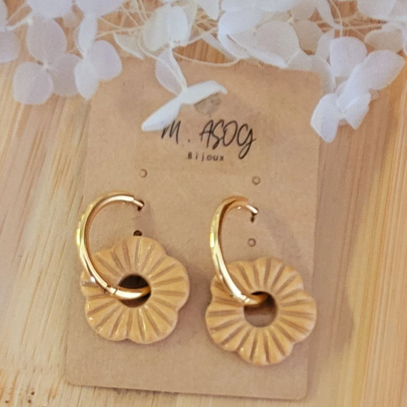 Boucles d'oreilles créole dorée et pampille Fleur striée beige et dorée