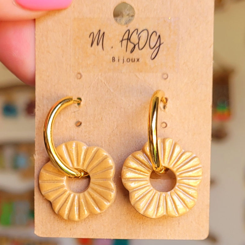 Boucles d'oreilles créole dorée et pampille Fleur striée beige et dorée