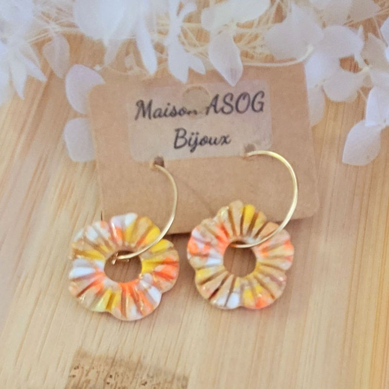 Boucles d'oreilles créole fine dorée et pampille Fleur striée blanc orange jaune et doré
