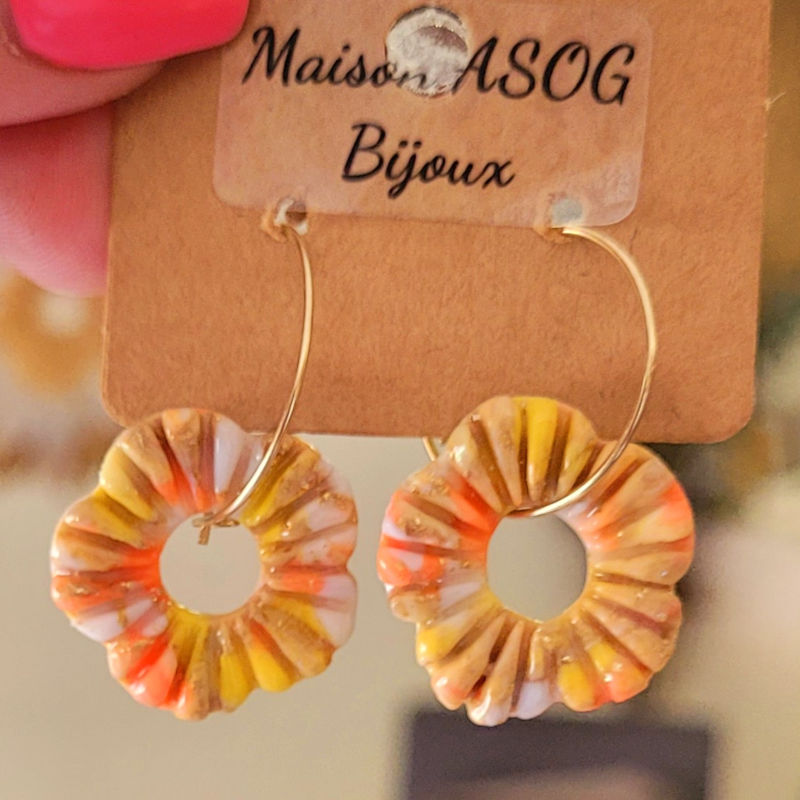 Boucles d'oreilles créole fine dorée et pampille Fleur striée blanc orange jaune et doré
