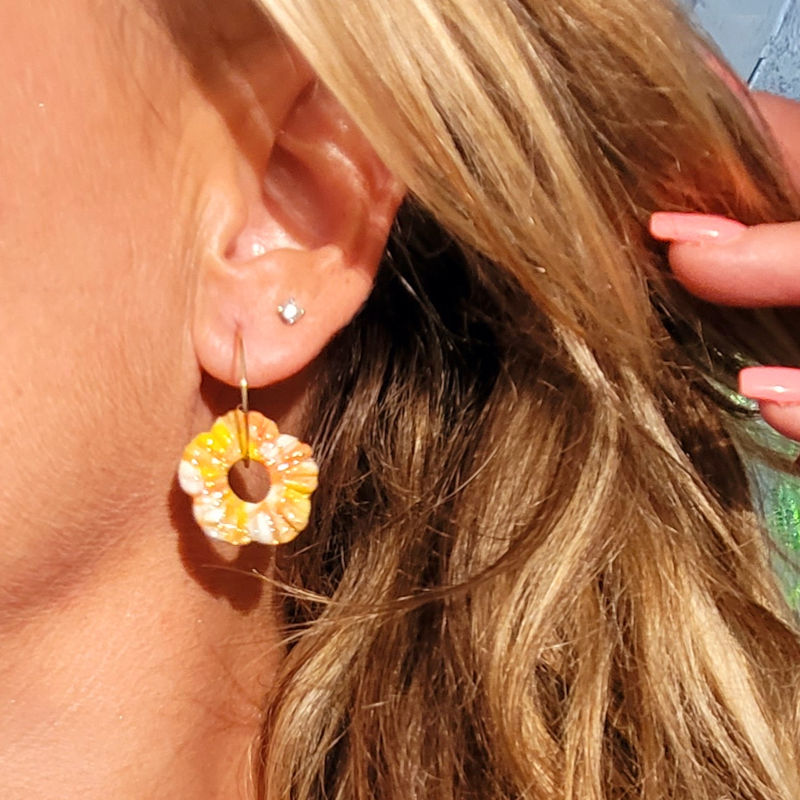 Boucles d'oreilles créole fine dorée et pampille Fleur striée blanc orange jaune et doré