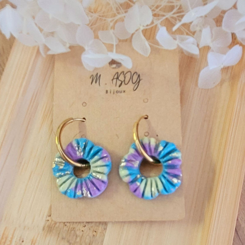 Boucles d'oreilles créole dorée et pampille Fleur striée bleu mauve jaune pâle et doré