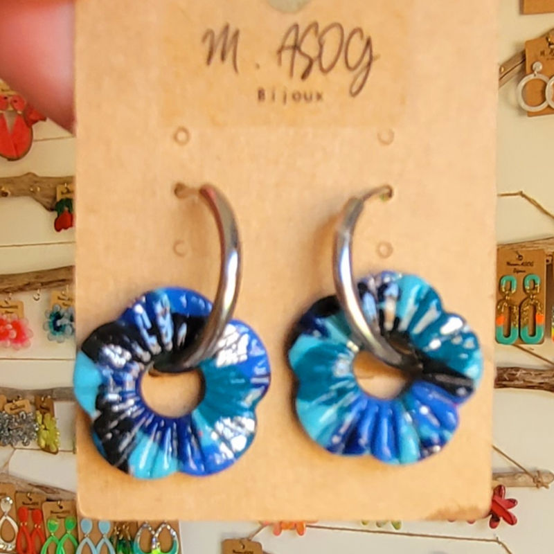 Boucles d'oreilles créole argentée et pampille Fleur striée noir bleu marine roi azur et argenté