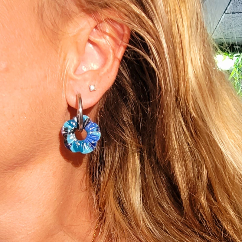 Boucles d'oreilles créole argentée et pampille Fleur striée noir bleu marine roi azur et argenté