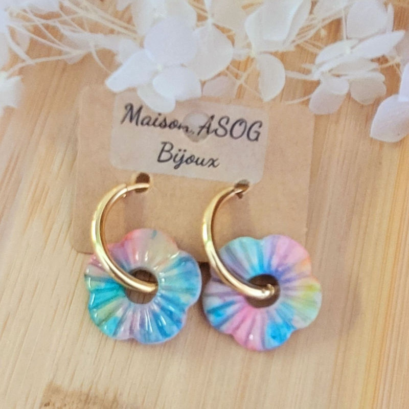 Boucles d'oreilles créole dorée et pampille Fleur striée rose bleu vert pastel