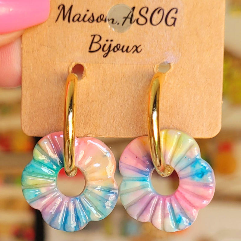 Boucles d'oreilles créole dorée et pampille Fleur striée rose bleu vert pastel