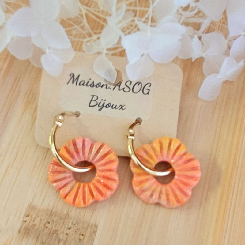 Boucles d'oreilles créole dorée et pampille Fleur striée rose orange beige et dorée