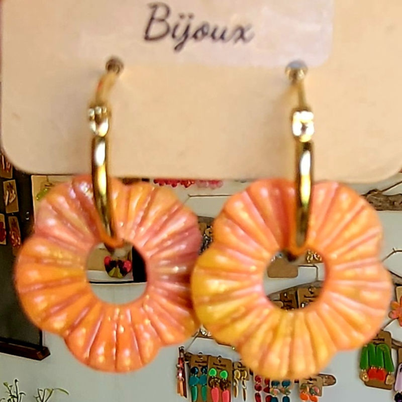 Boucles d'oreilles créole dorée et pampille Fleur striée rose orange beige et dorée