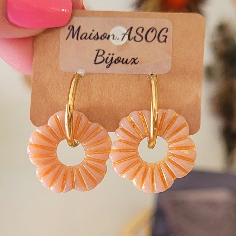 Boucles d'oreilles créole dorée réversible et pampille Fleur striée nude et doré