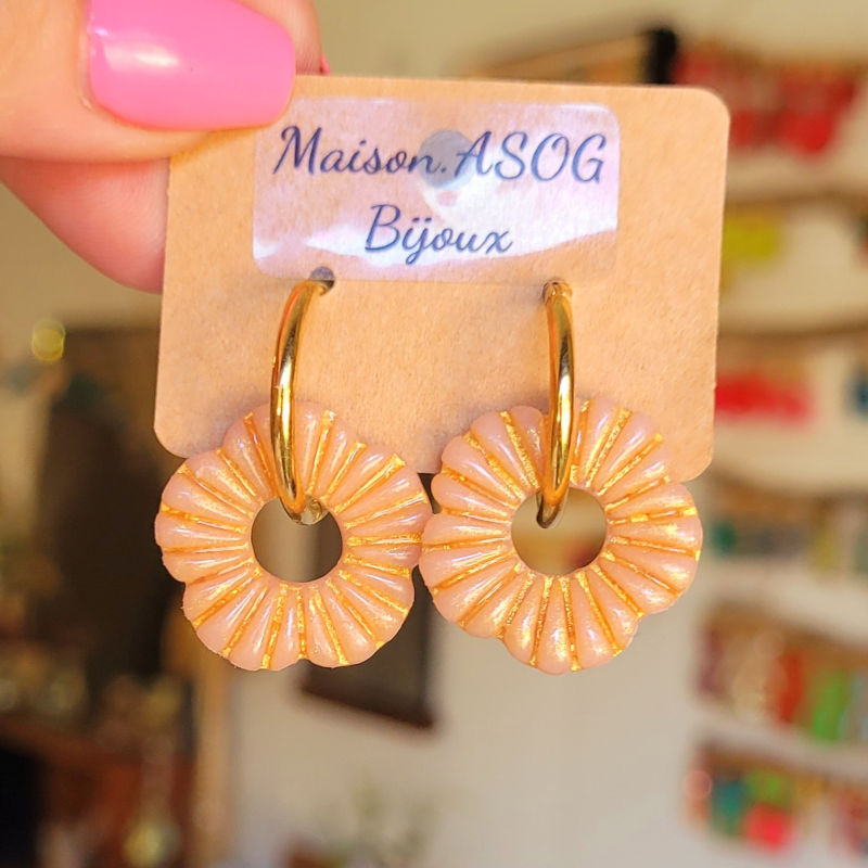 Boucles d'oreilles créole dorée réversible et pampille Fleur striée nude et doré
