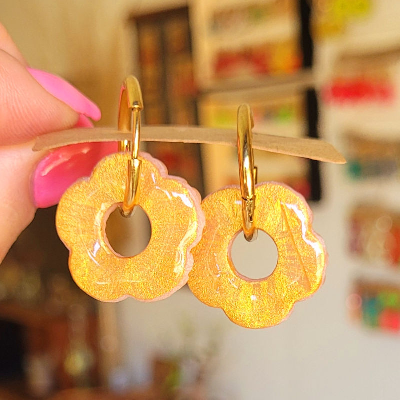 Boucles d'oreilles créole dorée réversible et pampille Fleur striée nude et doré