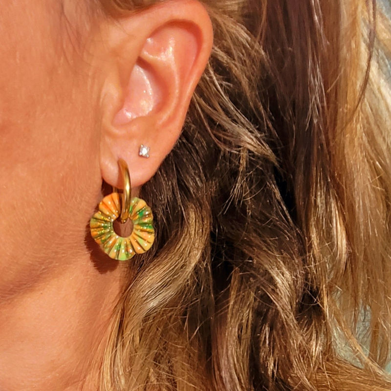 Boucles d'oreilles créole dorée et pampille Fleur striée vert orange et kaki