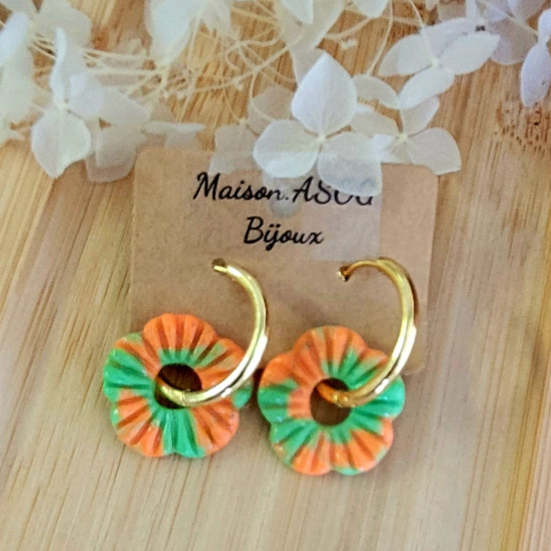 Boucles d'oreilles créole dorée et pampille Fleur striée orange et vert fluo