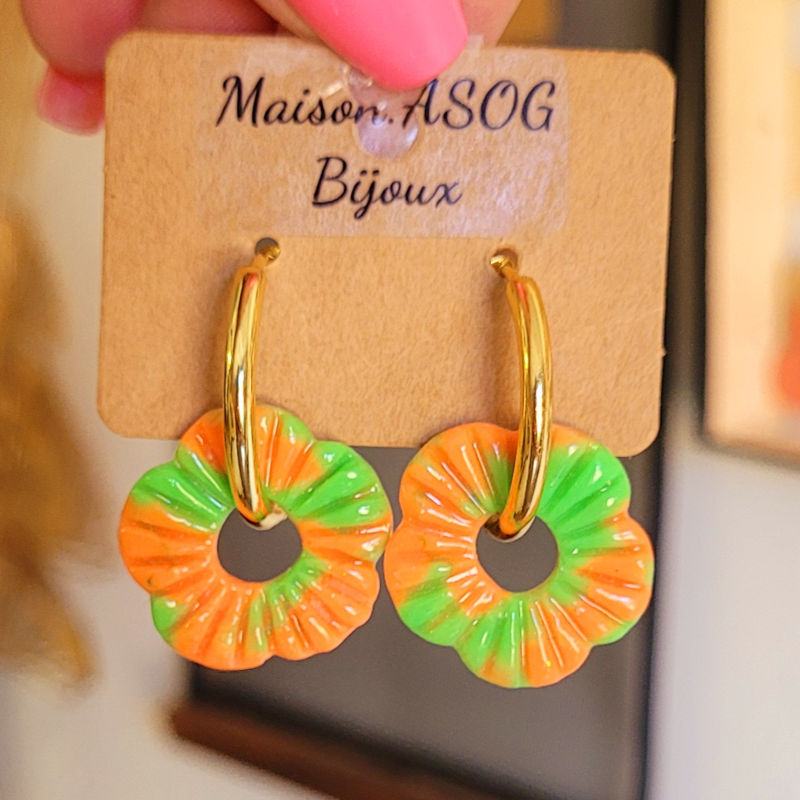Boucles d'oreilles créole dorée et pampille Fleur striée orange et vert fluo