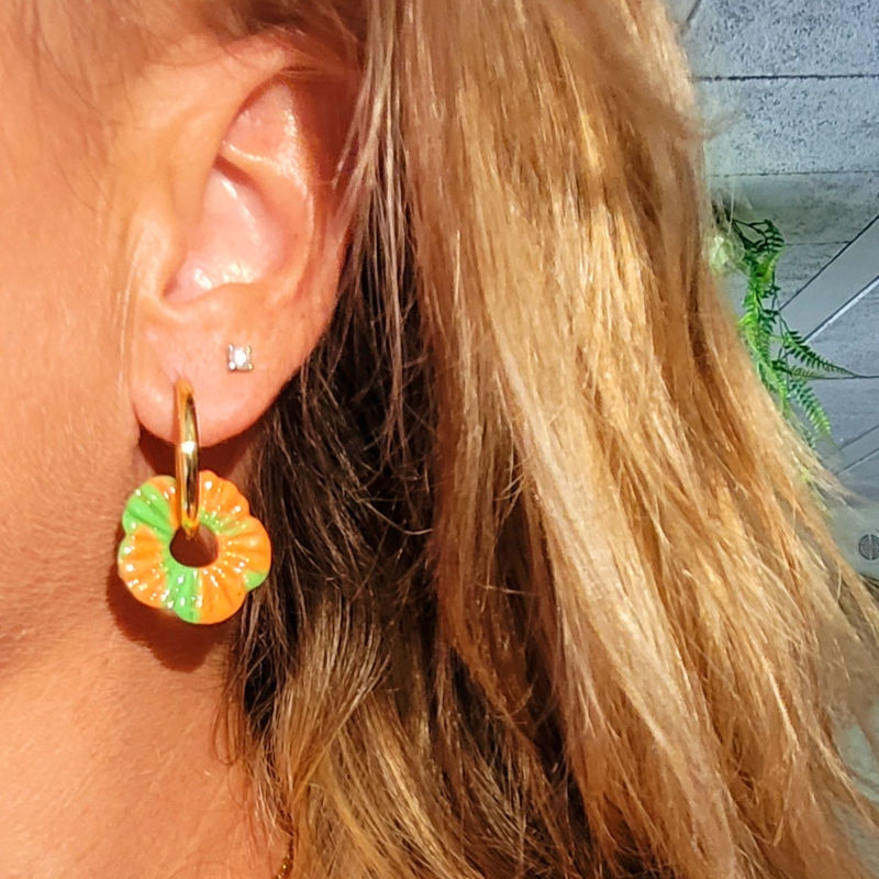 Boucles d'oreilles créole dorée et pampille Fleur striée orange et vert fluo