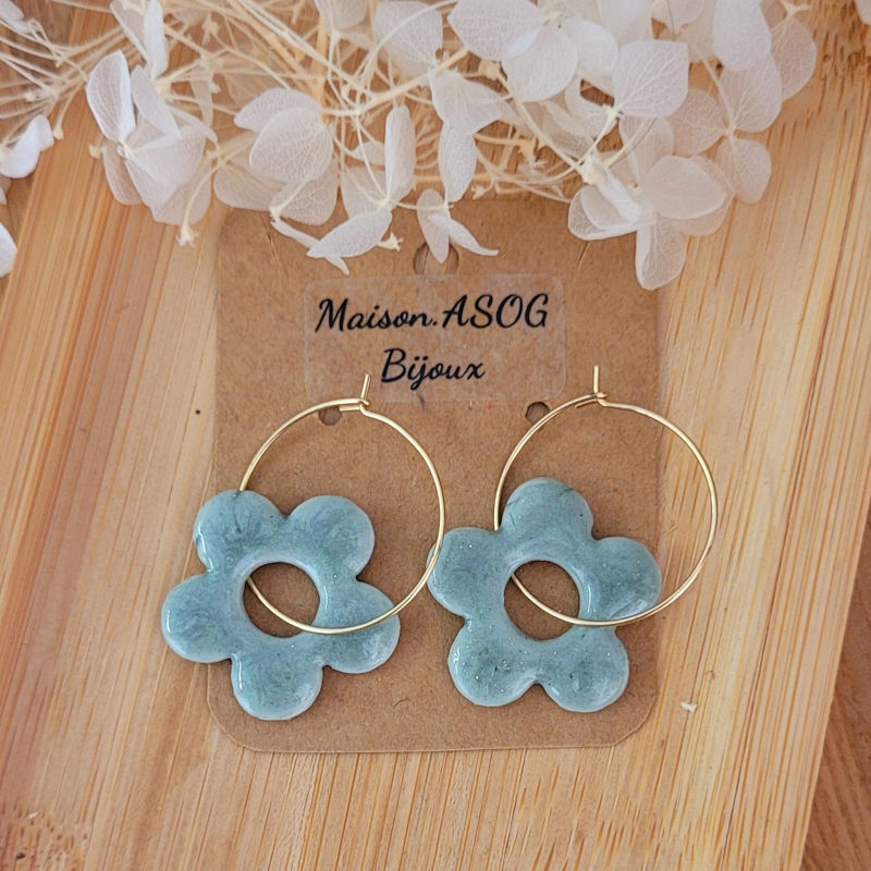 Boucles d'oreilles créole fine dorée et pampille Fleur vert sauge irisé
