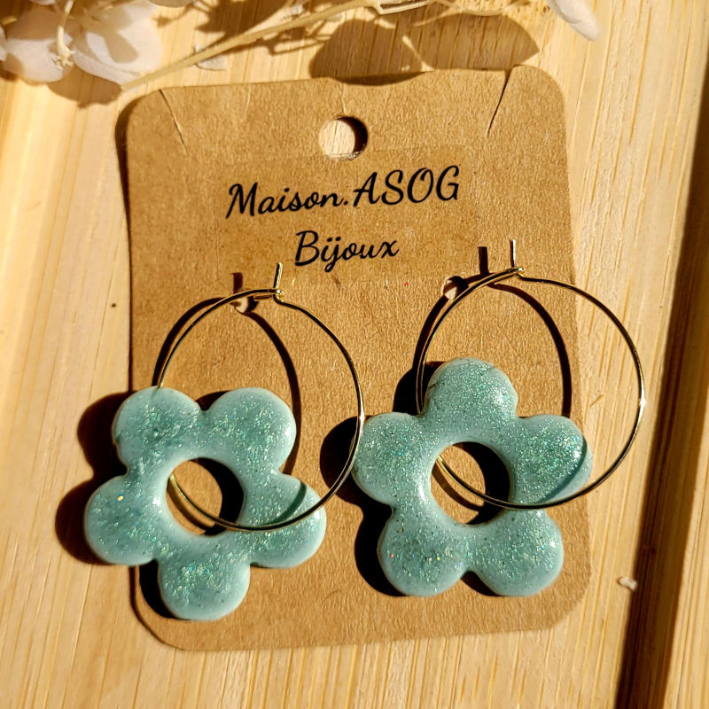 Boucles d'oreilles créole fine dorée et pampille Fleur vert sauge irisé