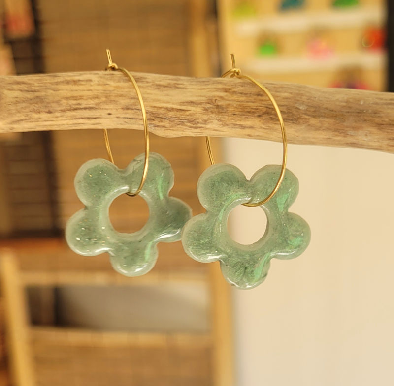 Boucles d'oreilles créole fine dorée et pampille Fleur vert sauge irisé