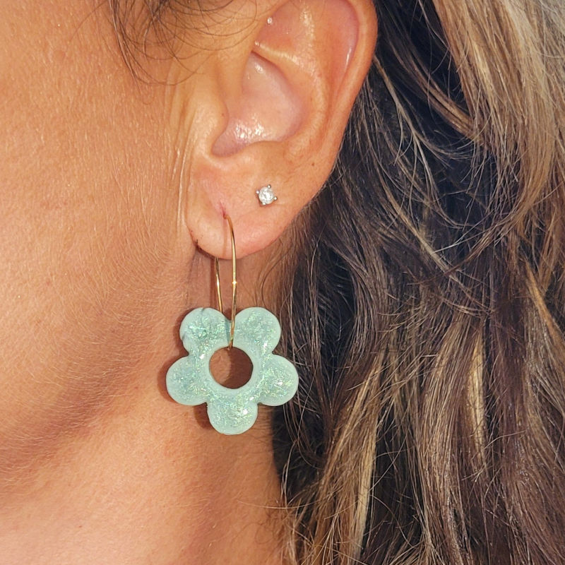Boucles d'oreilles créole fine dorée et pampille Fleur vert sauge irisé