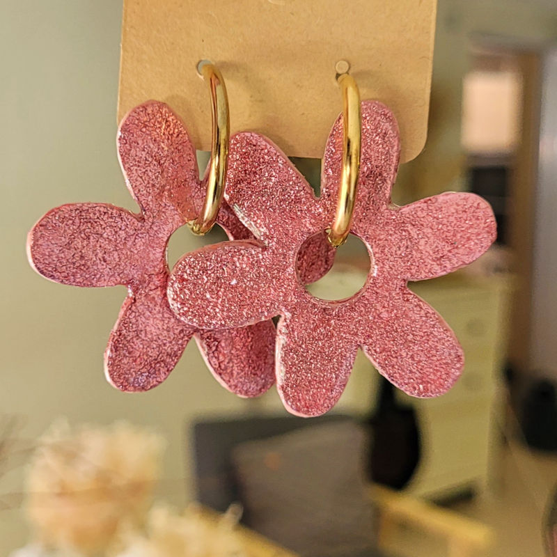 Boucles d'oreilles créole dorée et pampille Flora réversible rose bonbon métallisé et rose pailleté