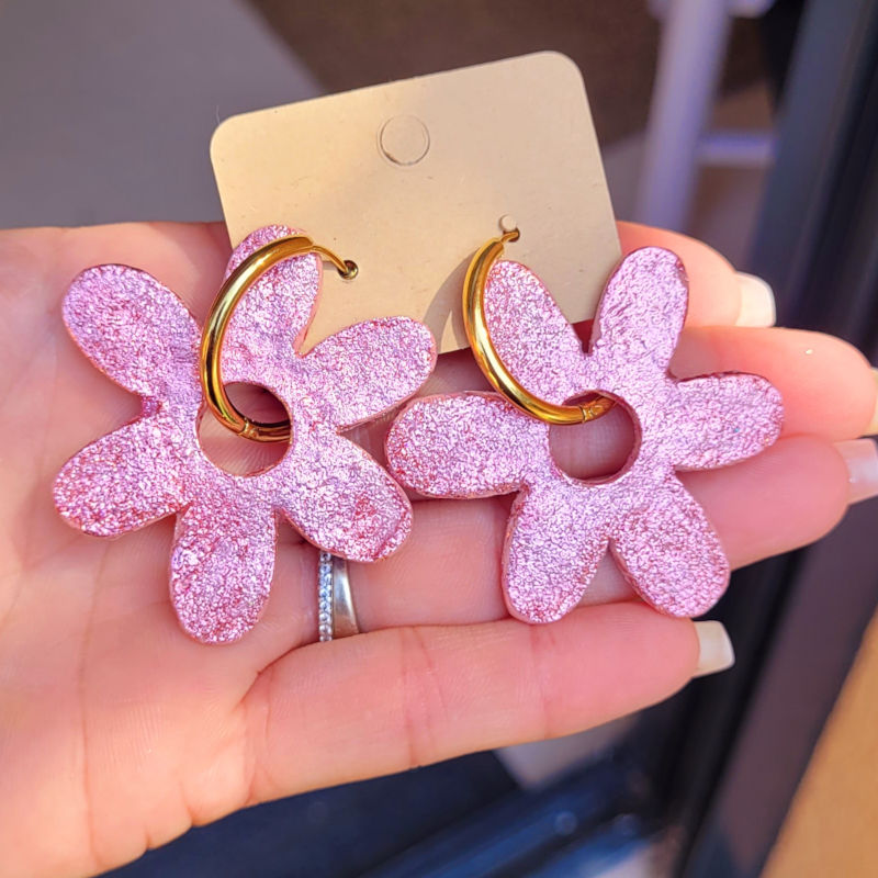 Boucles d'oreilles créole dorée et pampille Flora réversible rose bonbon métallisé et rose pailleté